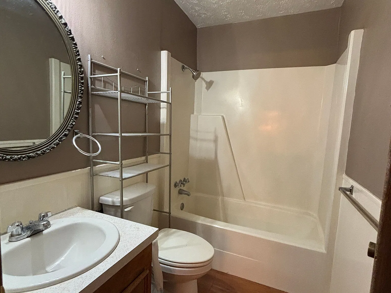 2 bed, 1.0 bath, $875 — Photo 2