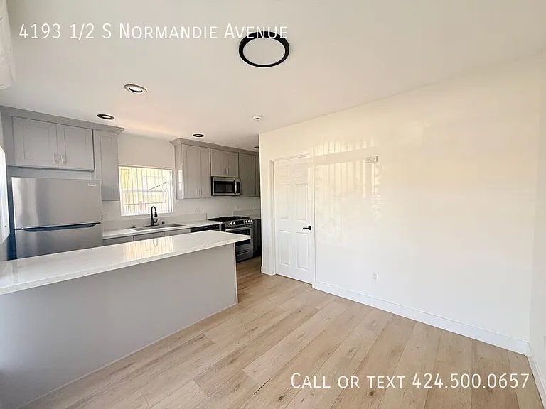 4193 1/2 S Normandie Ave — Photo 2