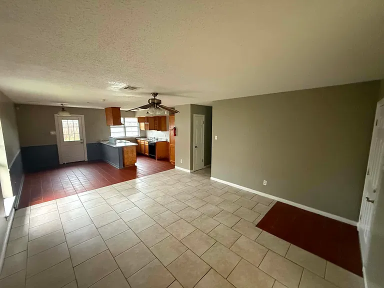 1716 Yorktowne Dr — Photo 1