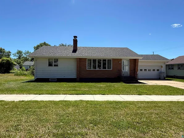 607 3rd St NE, Chisholm, MN 55719