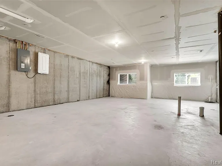 313 Strawberry Dr — Photo 27