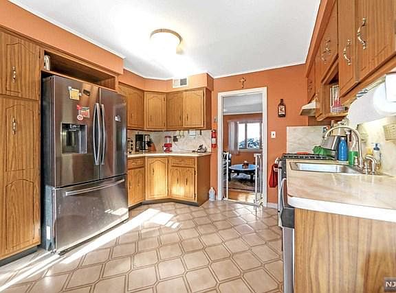 5th image of 6 Alberta Dr