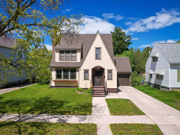 1812 14th Ave, Menominee, MI 49858
