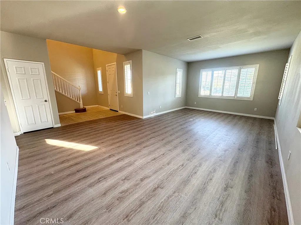 4 bed, 3286 sqft, $3,500 — Photo 3