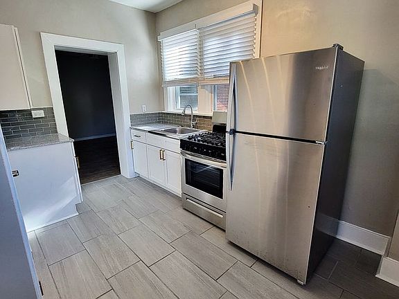3rd image of 200 Stratford Ave #2L