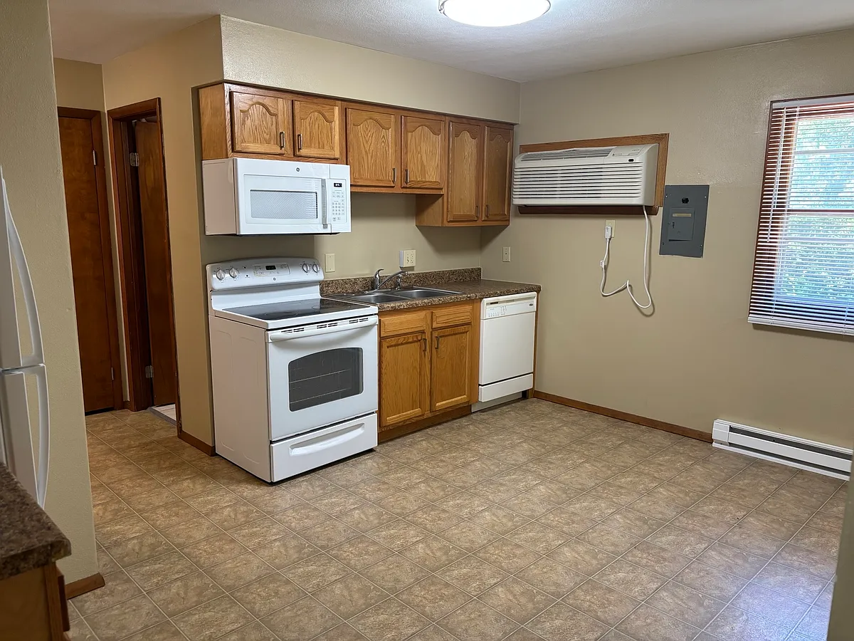 Building Photo - 2960 Wildwood Dr