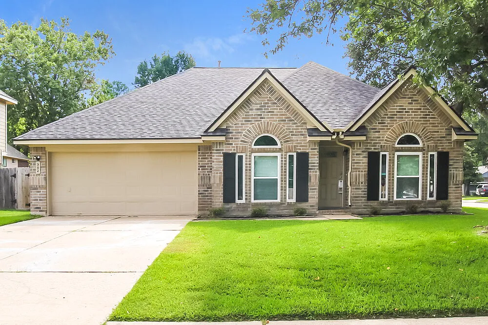 3 bed, 2.0 bath, 2160 sqft, $1,950 — Photo 1