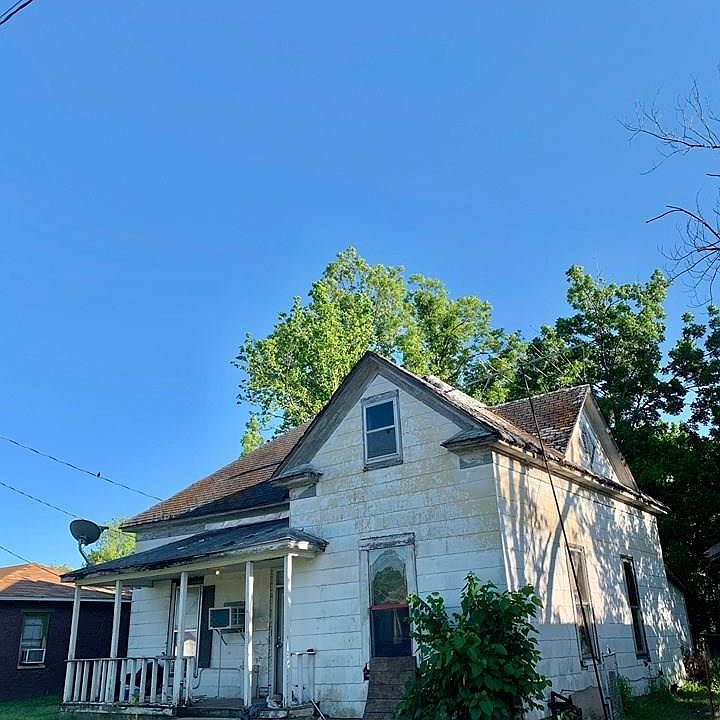 2nd image of 400 SE A St