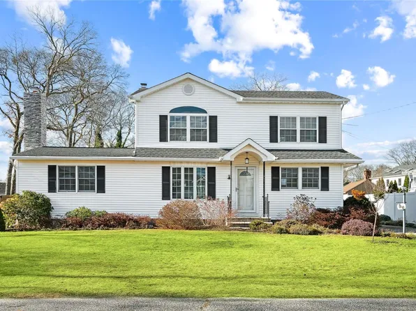 96 Hewitt Boulevard, Center Moriches, NY 11934