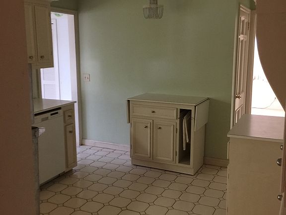 5th image of 10308 Lakeview Dr W