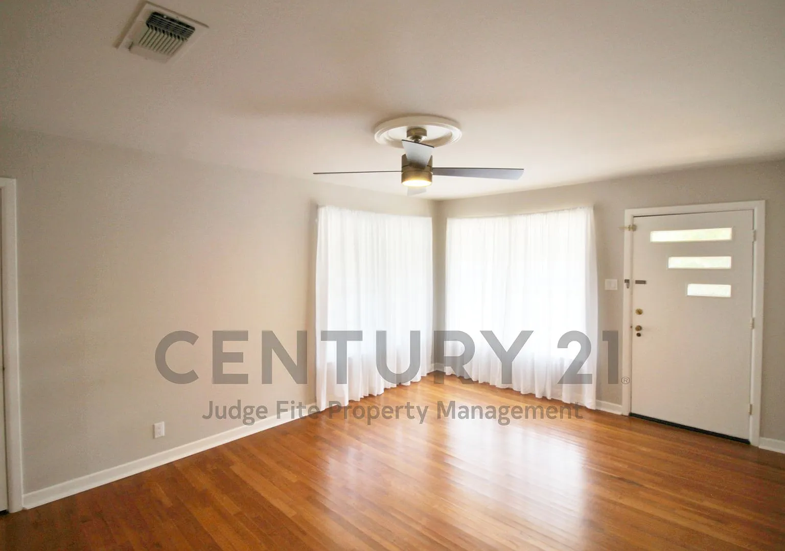 Historic Charm Meets Modern Comfort in This Beautiful 3/2 Vintage Home! — Photo 4