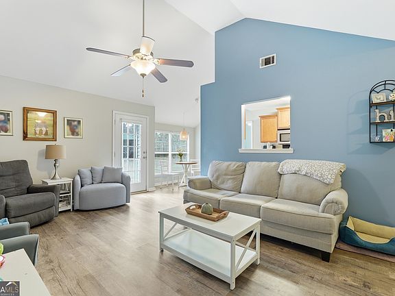 3rd image of 106 Stonebrook Way