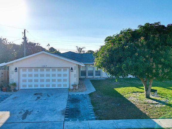 3rd image of 1107 Woodcrest Road W