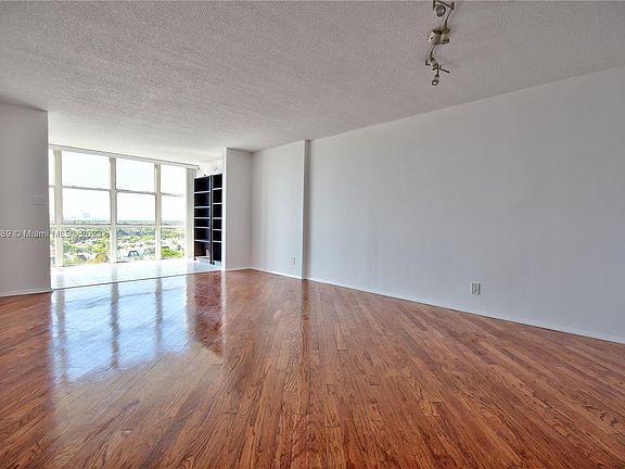 3rd image of 800 Parkview Dr APT 927