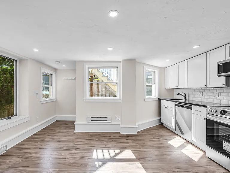 465 E 8th St #1 — Photo 15