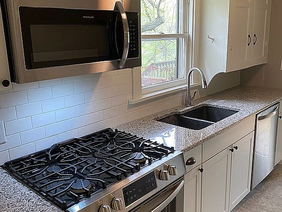 Granite!  SS appliances!