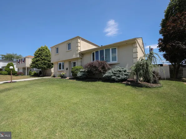 9715 Lochwood Rd, Philadelphia, PA 19115