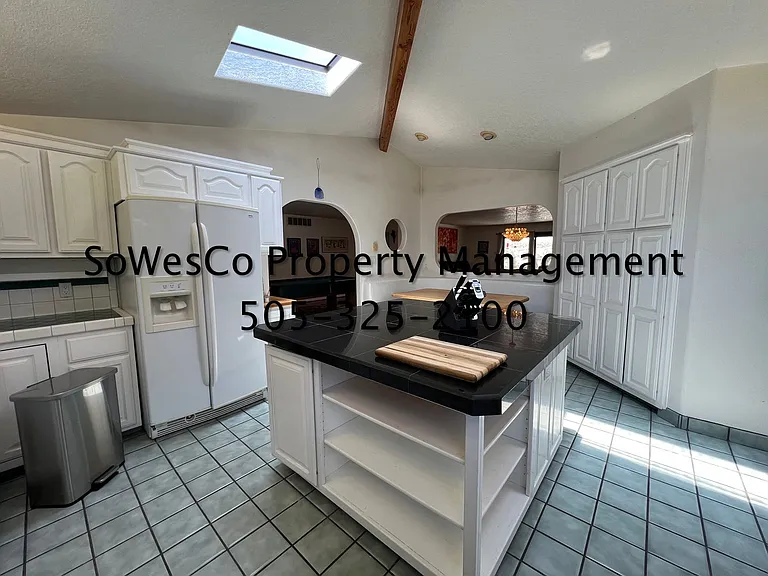 208 E 38th St — Photo 8