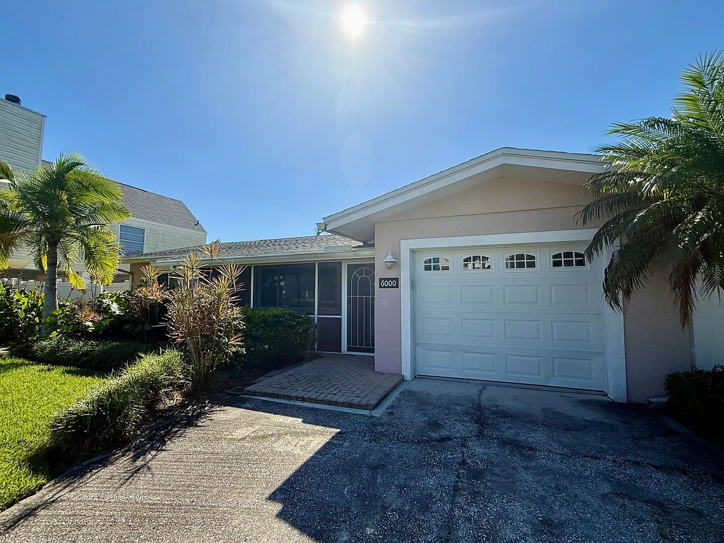 Ne St. Pete 2/1.5/1 Fully Furnished Rental — Photo 3