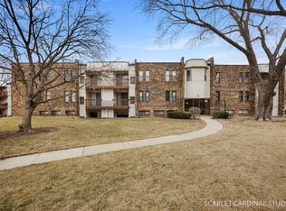 2208 Country Club Dr APT 6, Woodridge, IL 60517