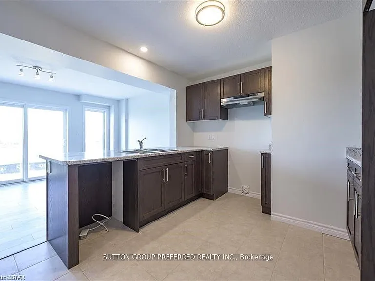 375 Kennington Way — Photo 9