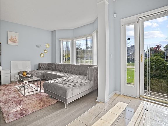 5th image of 309 Country Ln