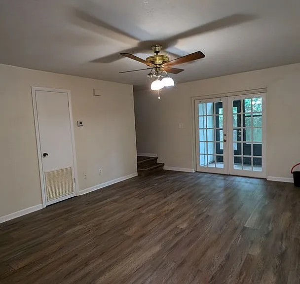 6943 SW 45th Ave — Photo 2
