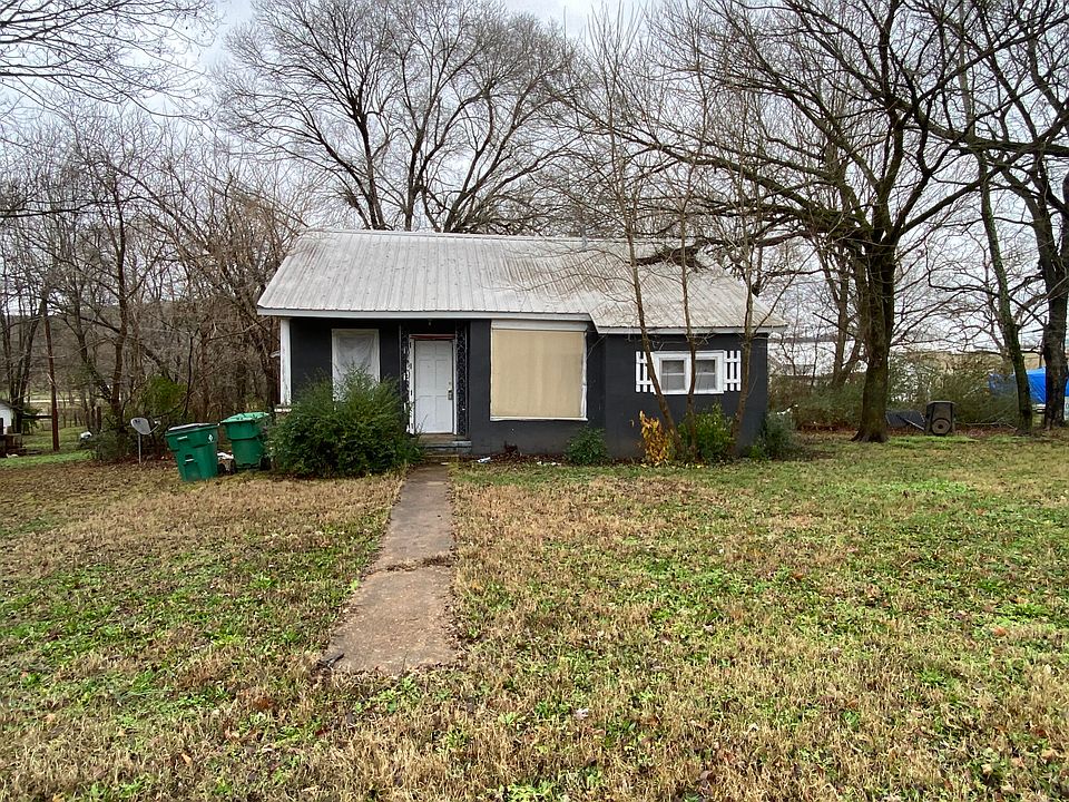 1st image of 305 N Panther Ave