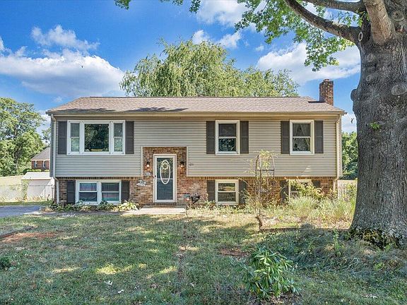 3rd image of 651 Elmcrest St NE