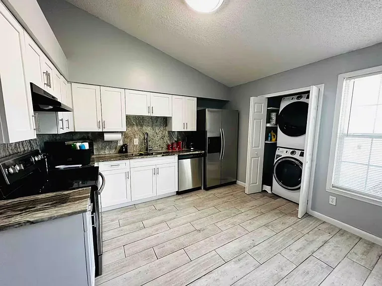 805 Mendoza Dr — Photo 3