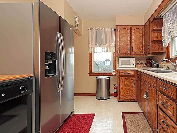 3rd image of 284 Riverview Dr