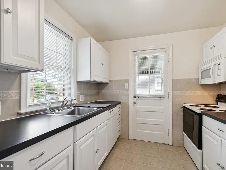 9923 Mayfield Dr — Photo 8