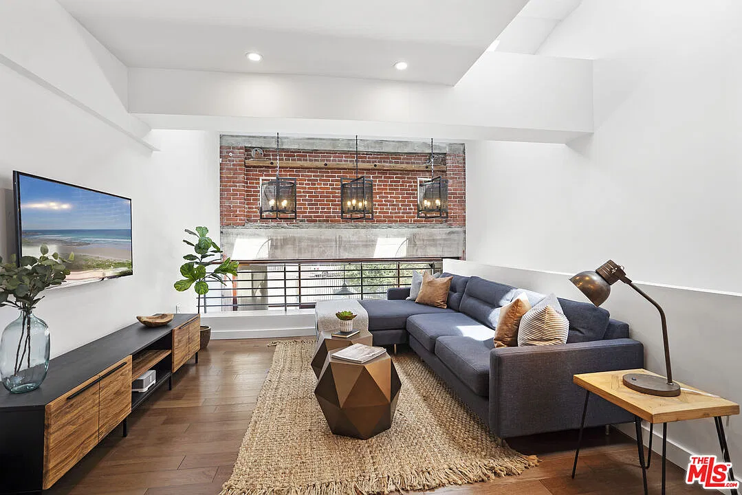 2 bed, 3.0 bath, 1300 sqft, $4,600 — Photo 1