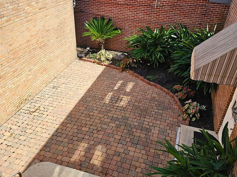 114 N Cypress St — Photo 2