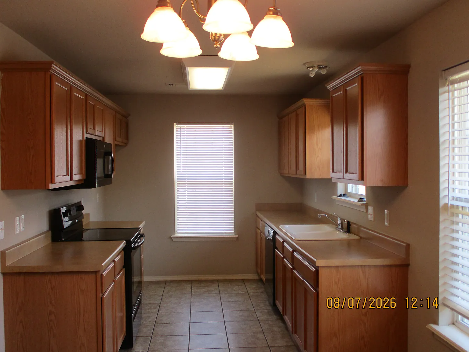 3 bed, $1,800 — Photo 2