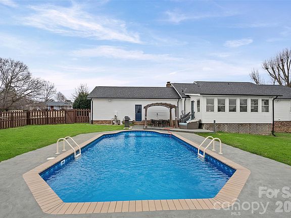 5th image of 103 Starmount Dr