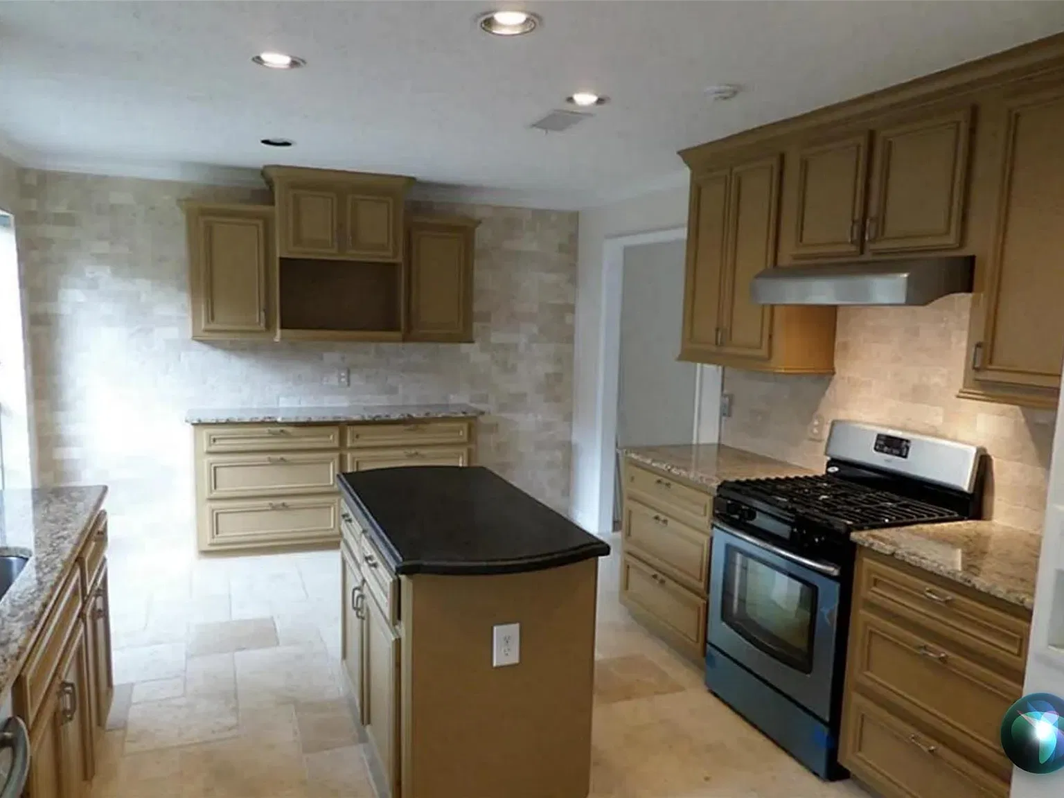 4 bed, 2.5 bath, 1928 sqft, $2,445 — Photo 4