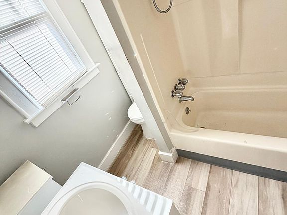 2nd image of 619 Campbell Ave #4