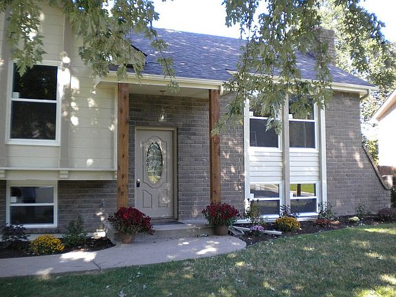 2nd image of 415 NW Meadowview Dr