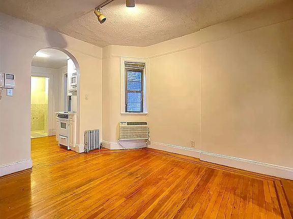 4th image of 213 E 84th St APT 2C
