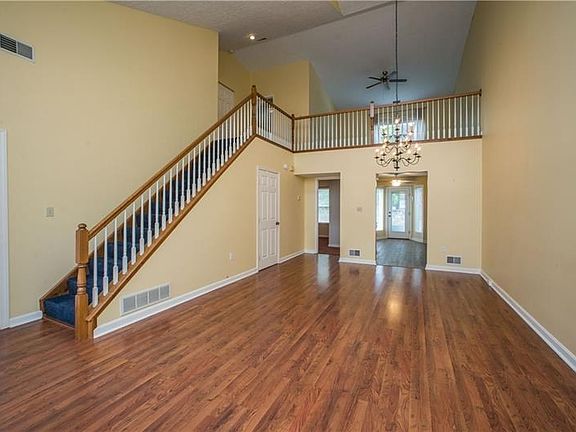4th image of 7050 Clubview Dr