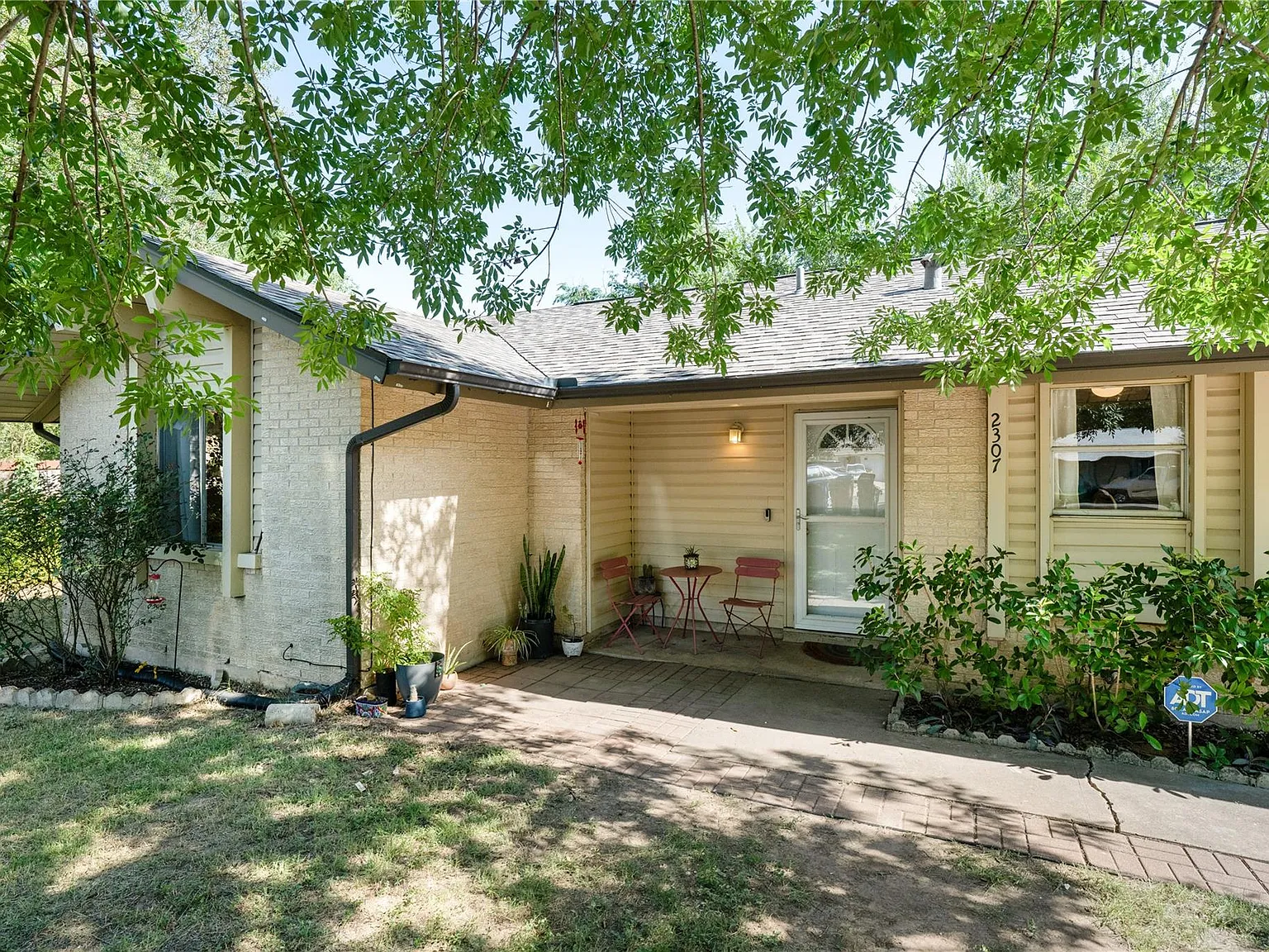 3 bed, 2.0 bath, 1231 sqft, $1,800 — Photo 2