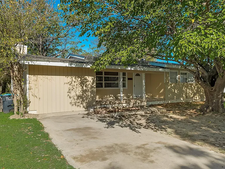 2908 Binyon St — Photo 1