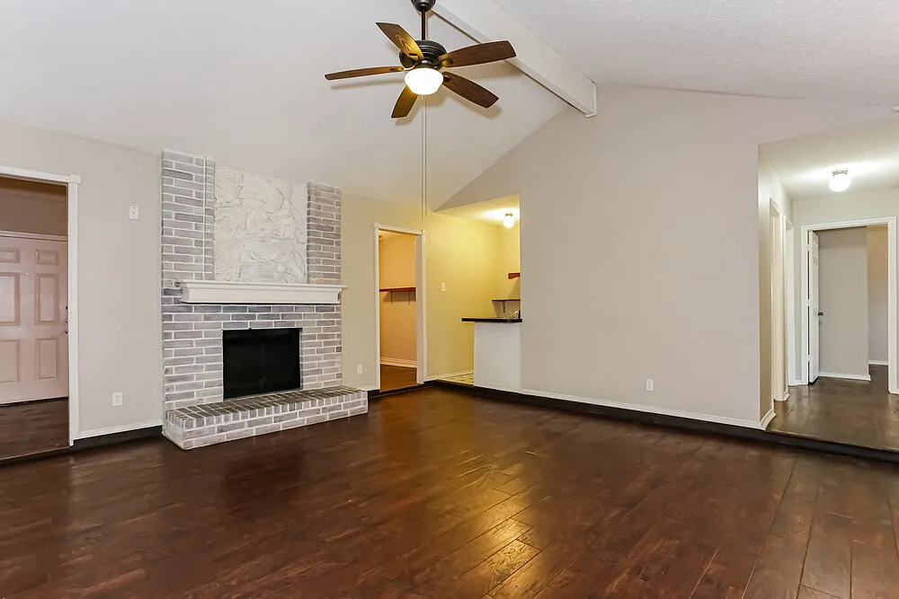 3 bed, 2.0 bath, 1621 sqft, $1,965 — Photo 4