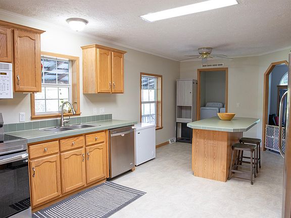 4th image of 250 Sand Hill Road