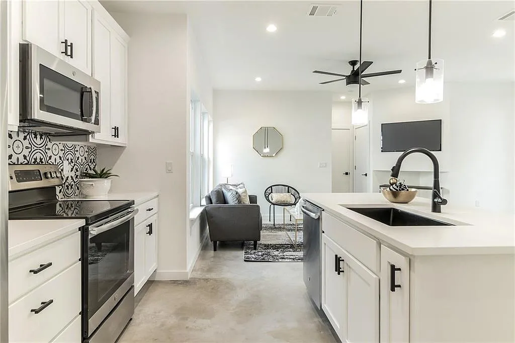 3 bed, 2.5 bath, 1500 sqft, $2,995 — Photo 3