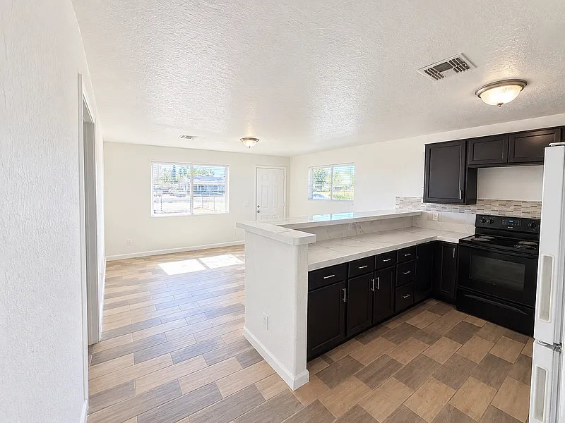 2 bed, 1.0 bath, 957 sqft, $1,200 — Photo 4