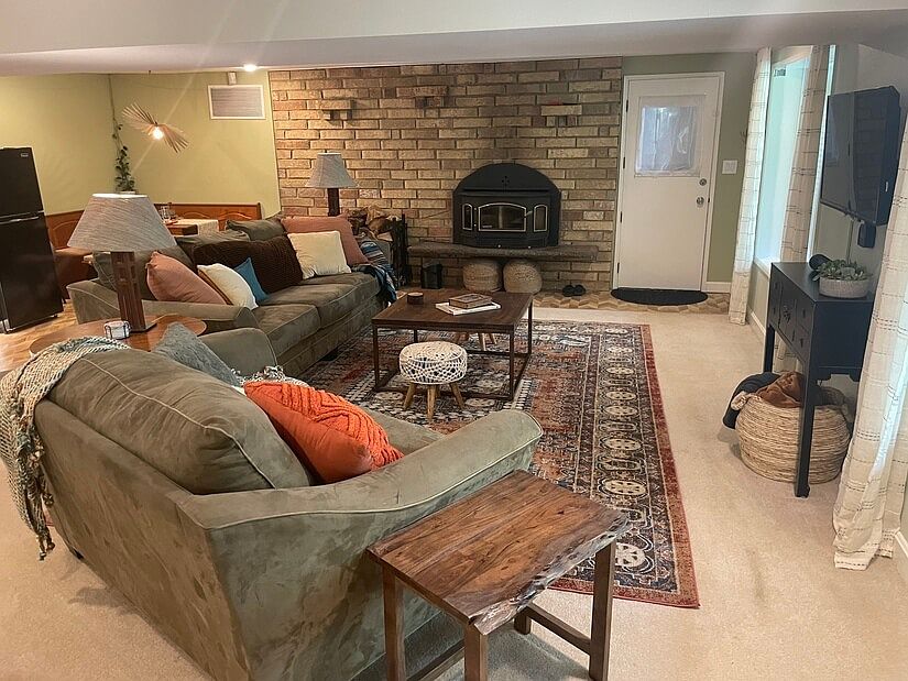Living room w/fireplace and flat screen TV