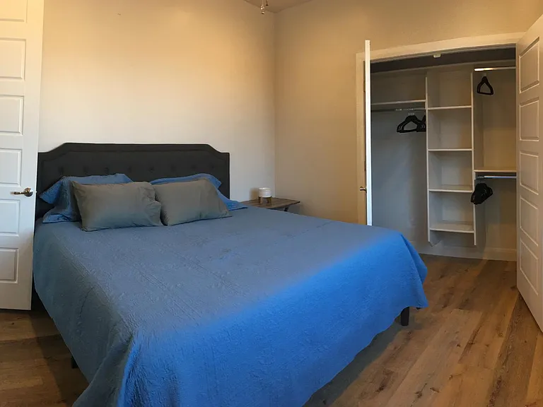 Middle bedroom, king bed