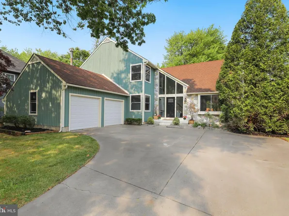 6 W Doris Dr, Cherry Hill, NJ 08003